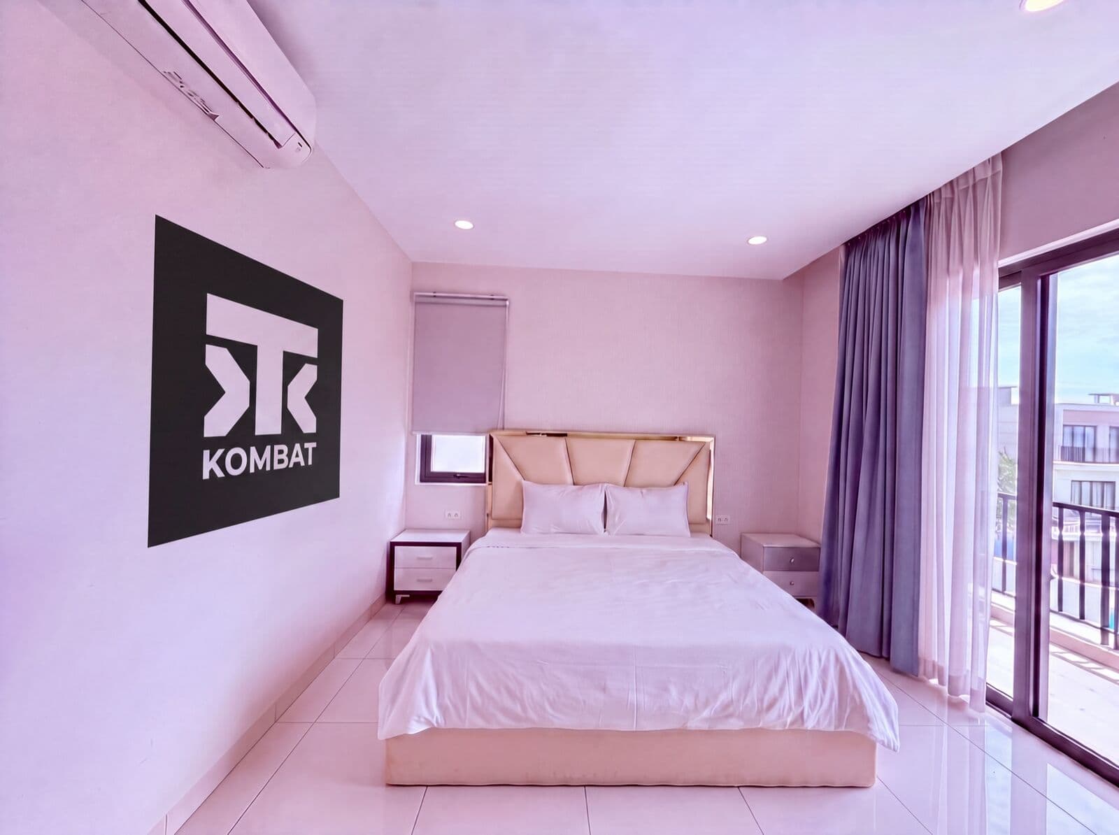 A private room with a king bed at Kombat House